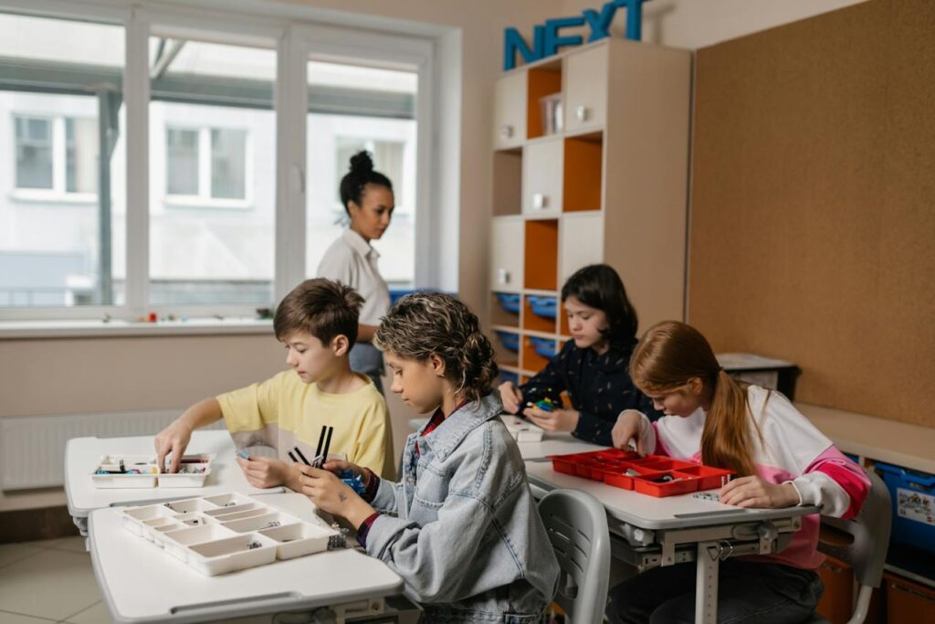 zdjęcie przedstawia nauczycielkę podczas zajęć w sali szkolnej z uczniami